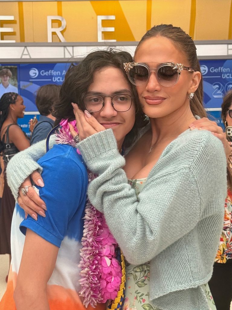 Jennifer Lopez compartió esta linda foto de al graduación de su hijos Max Muñiz.