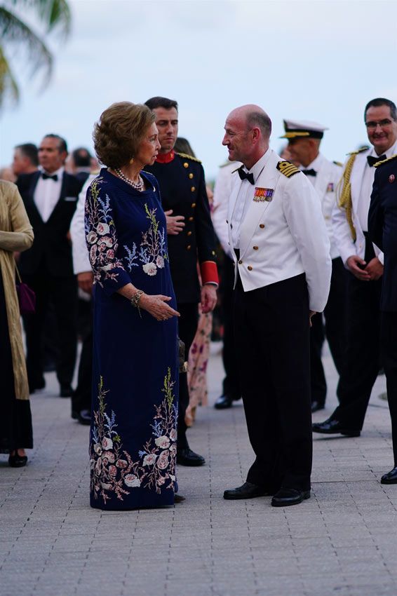 La reina Letizia con un vestido largo con bordados marineros
