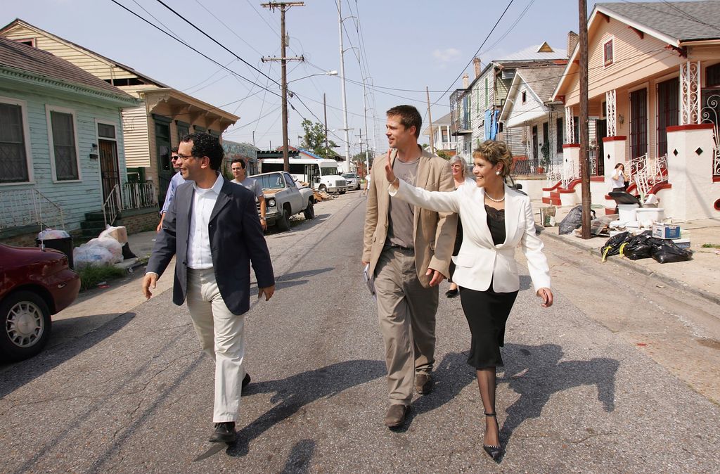 Brad Pitt, el decano de Arquitectura de Tulane, Reed Kroloff, y la concejal Cynthia Willard-Lewis visitando las áreas afectadas por el huracán Katrina en Nueva Orleans