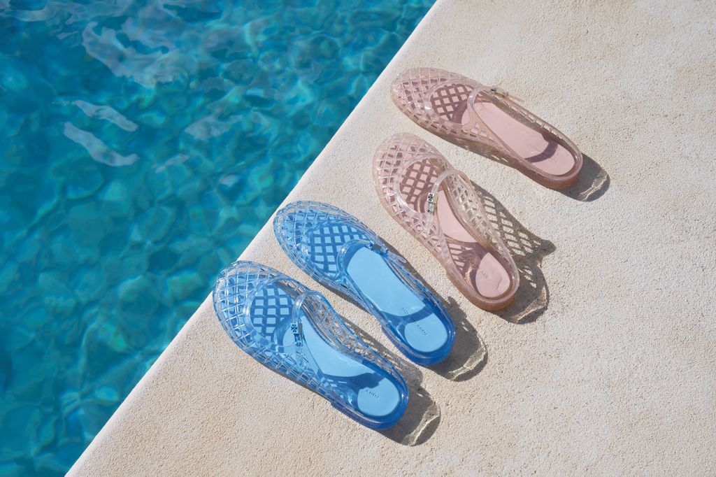Tory Burch reinterpreta las mary jane con efecto jelly