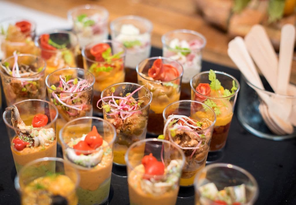 Los aperitivos presentados en vasitos son perfectos para las mesas festivas.