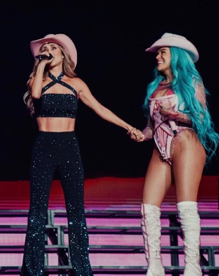 Anahi y Karol G cantando juntas en 2022