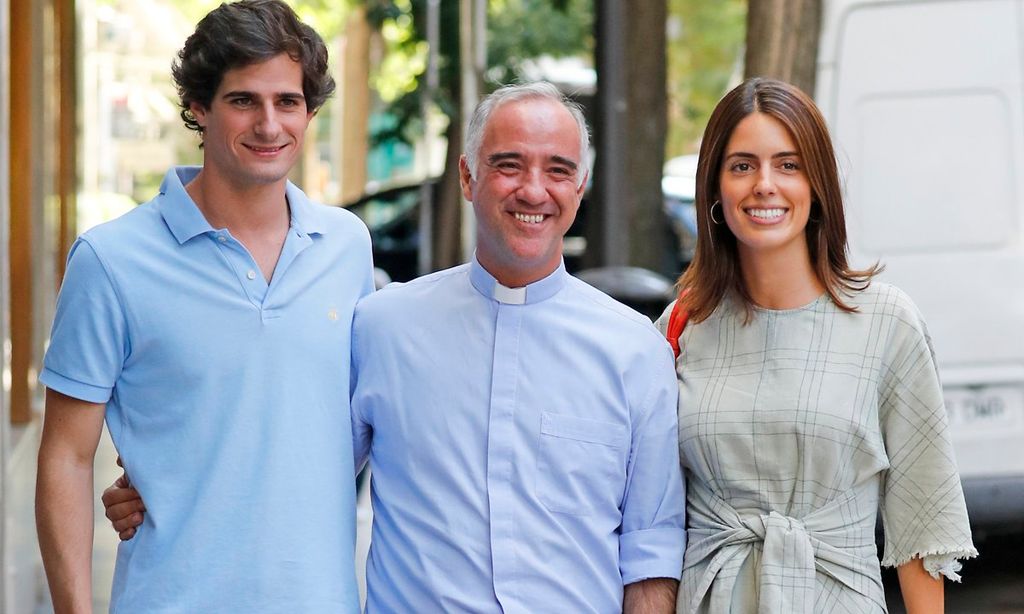 Fernando Fitz-James Stuart y Sofía Palazuelo junto al sacerdote Ignacio Jiménez Sánchez Dalp por las calles de Madrid.