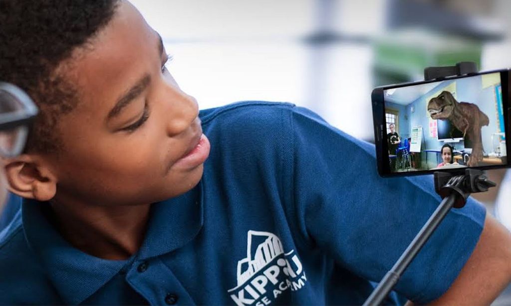 Alumno y profesor en clase con realidad virtual.
