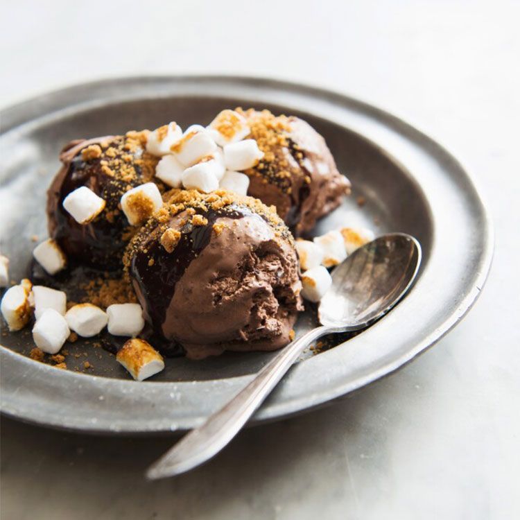 Helado de chocolate con 'marshmallows' y polvo de galleta