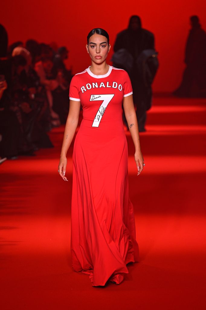 Georgina Rodríguez desfilando en el show de Vetements en 2024.