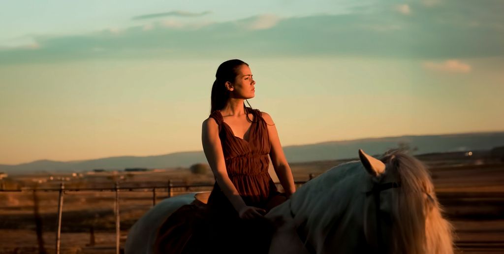 Isabel Aaiún montada en un caballo