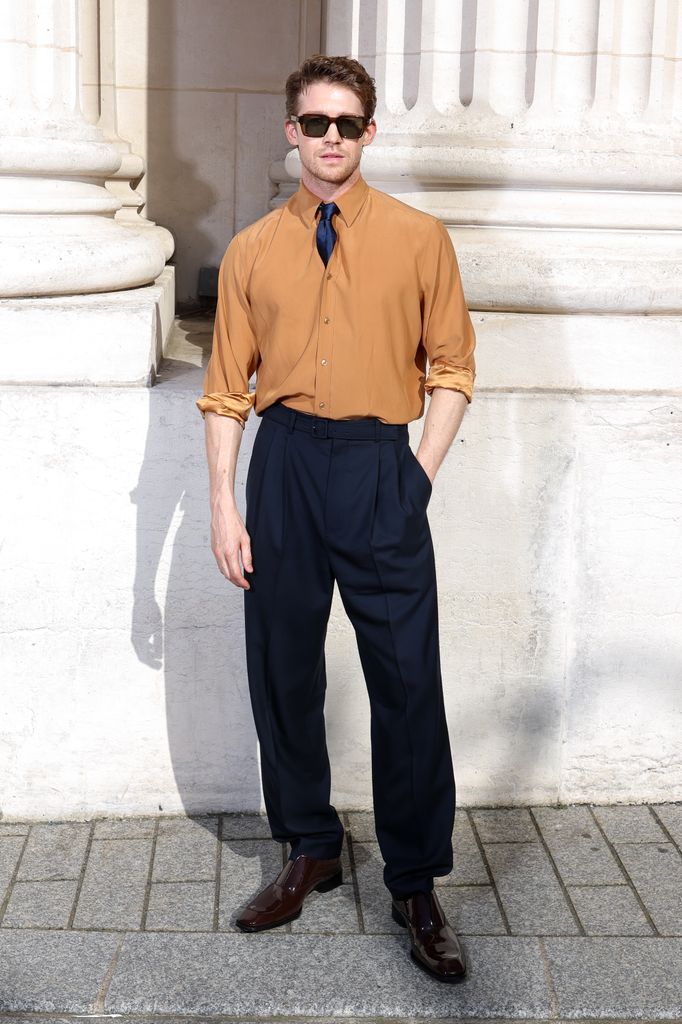 Joe Alwyn entre los invitados al desfile de Saint Laurent en París. 