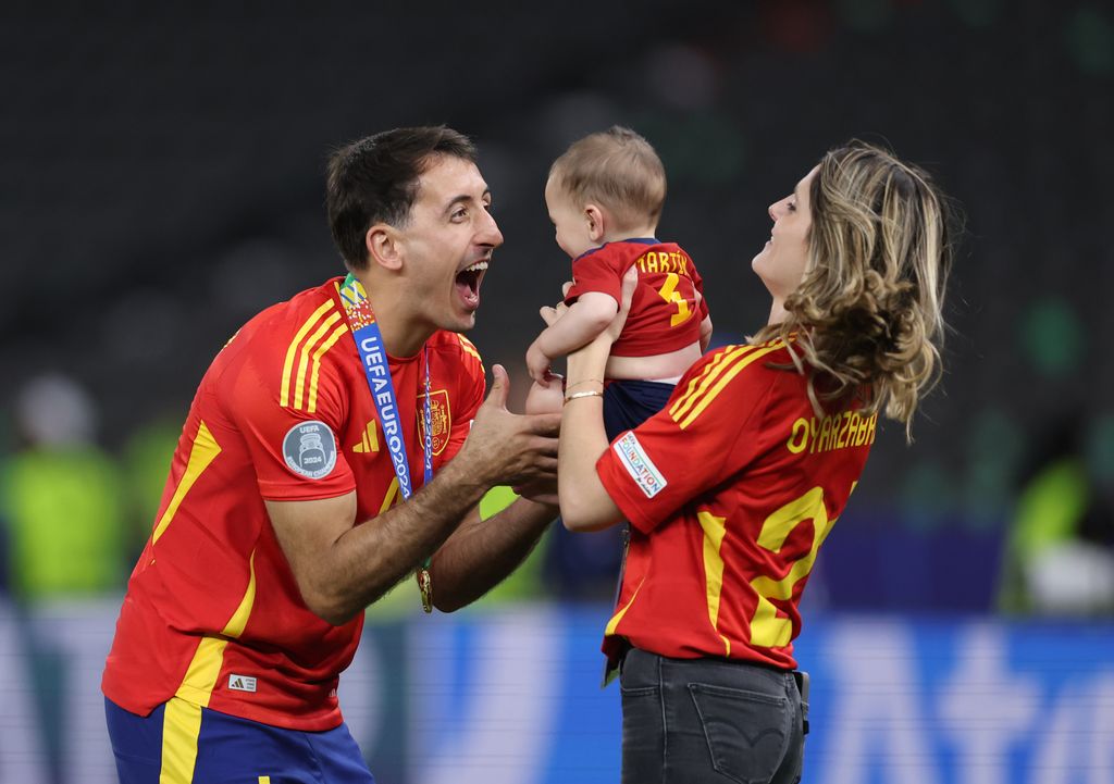 Mikel Oyarzabal y su pareja Ainhoa Larrauri en la final de la Eurocopa 2024