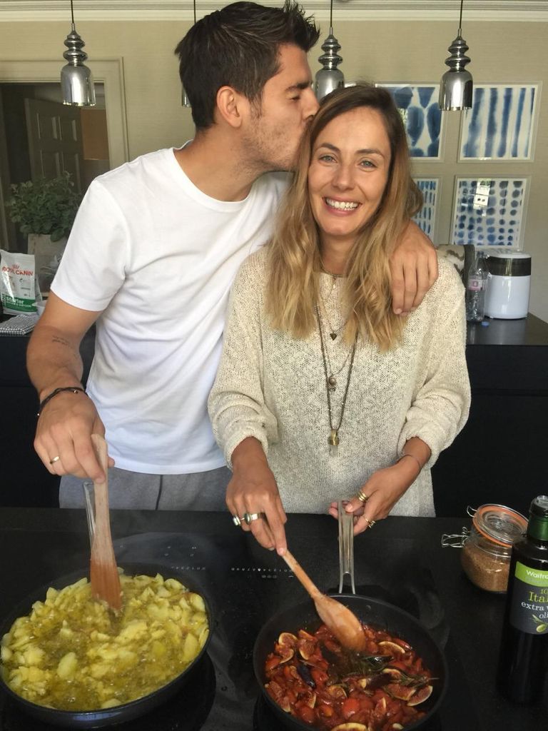 El futbolista, en una de las imágenes con su hermana que ha rescatado en este día