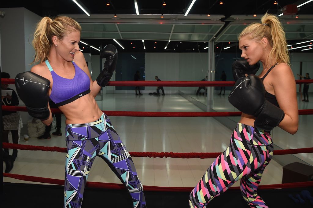 Martha Hunt y Elsa Hosk boxeando 