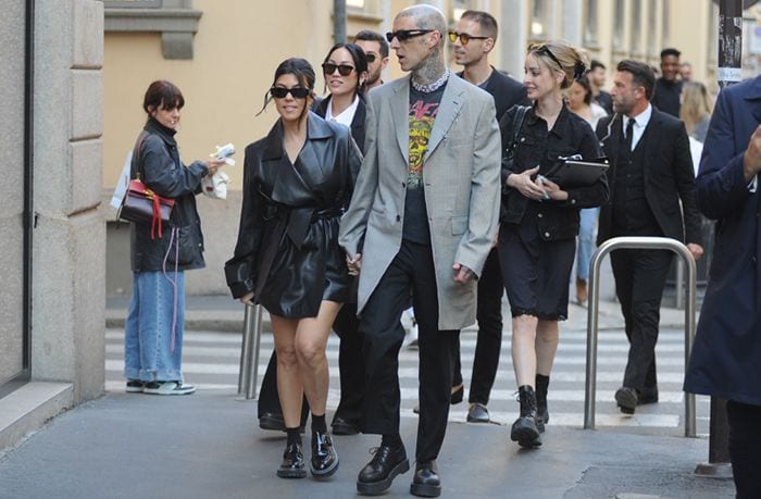 Travis Barker reaparece con Kourtney Kardashian tras recibir el alta