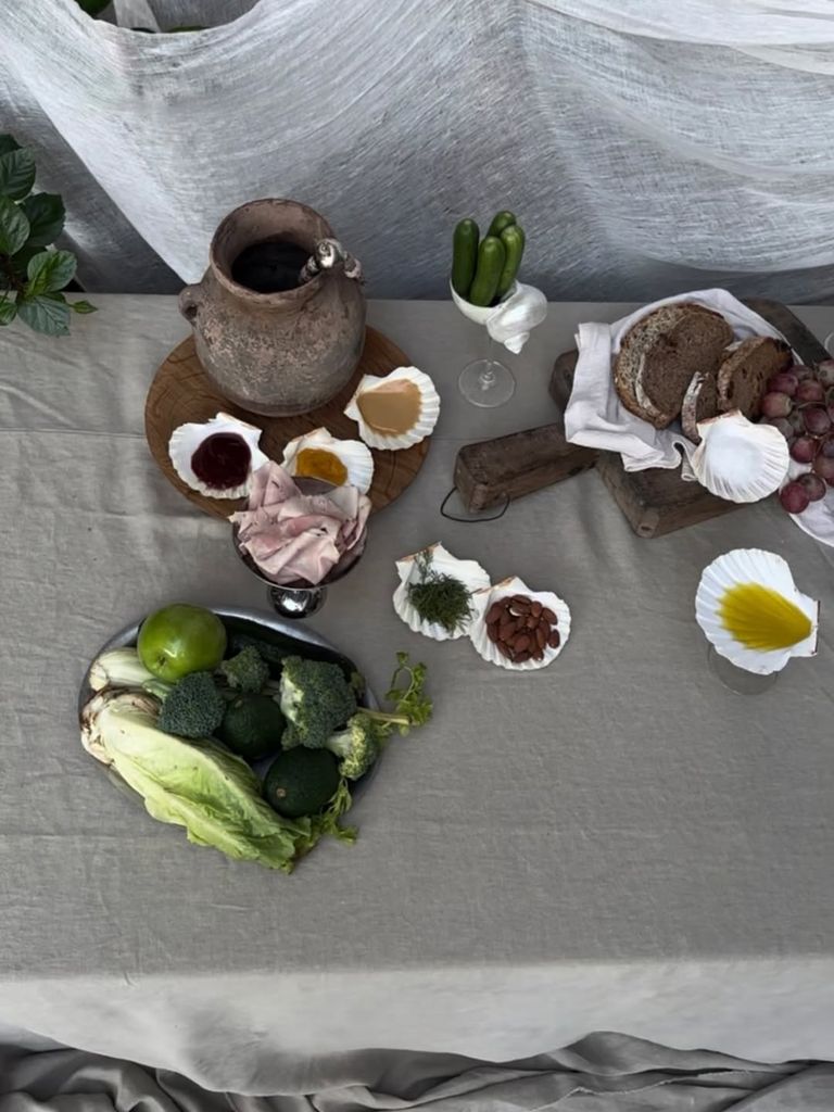 Casa Manuela es un exclusivo espacio de alojamiento, bienestar, arte experiencial y gastronomía situado entre las playas de Guadalmina y El Saladillo y rodeada del pueblo de Benahavís.