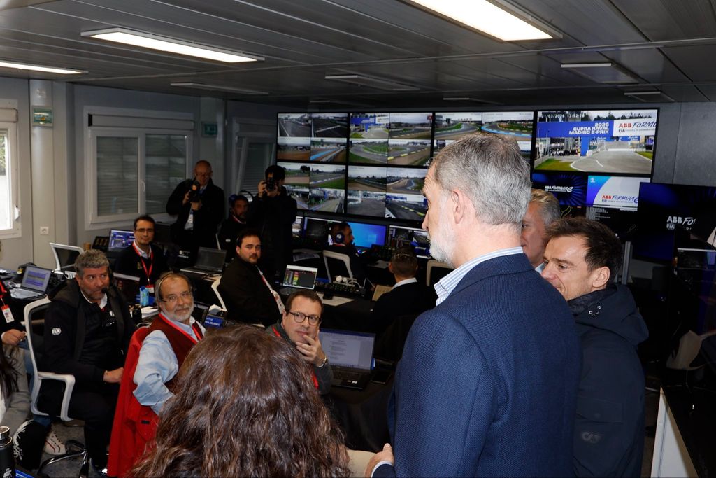 El Rey en la sala de control donde se sigue de cerca las incidencias de la carrera