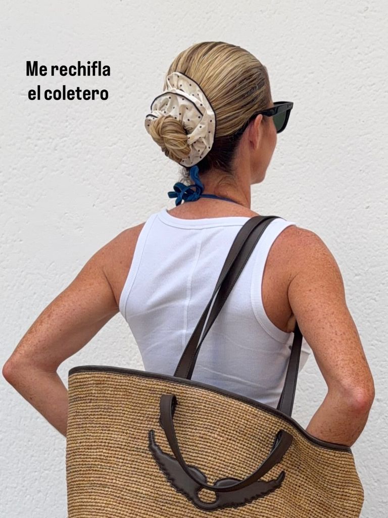 Amelia Bono de vacaciones en Estepona con un look de top blanco y vaqueros, agosto 2026.