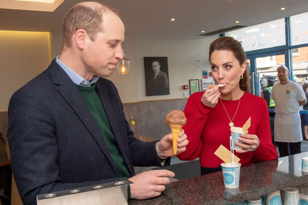 Los príncipes de Gales Kate Middleton y el príncipe Guillermo comiendo un helado en 2020