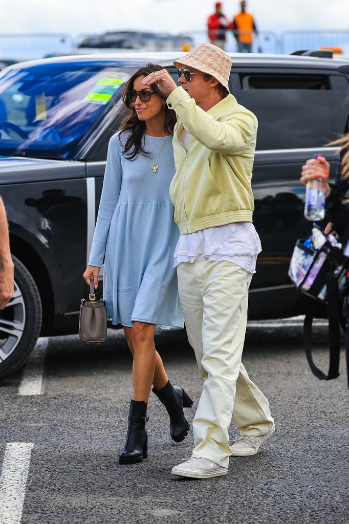 Brad Pitt e Inés de Ramón en el F1 Grand Prix de Gran Bretaña 