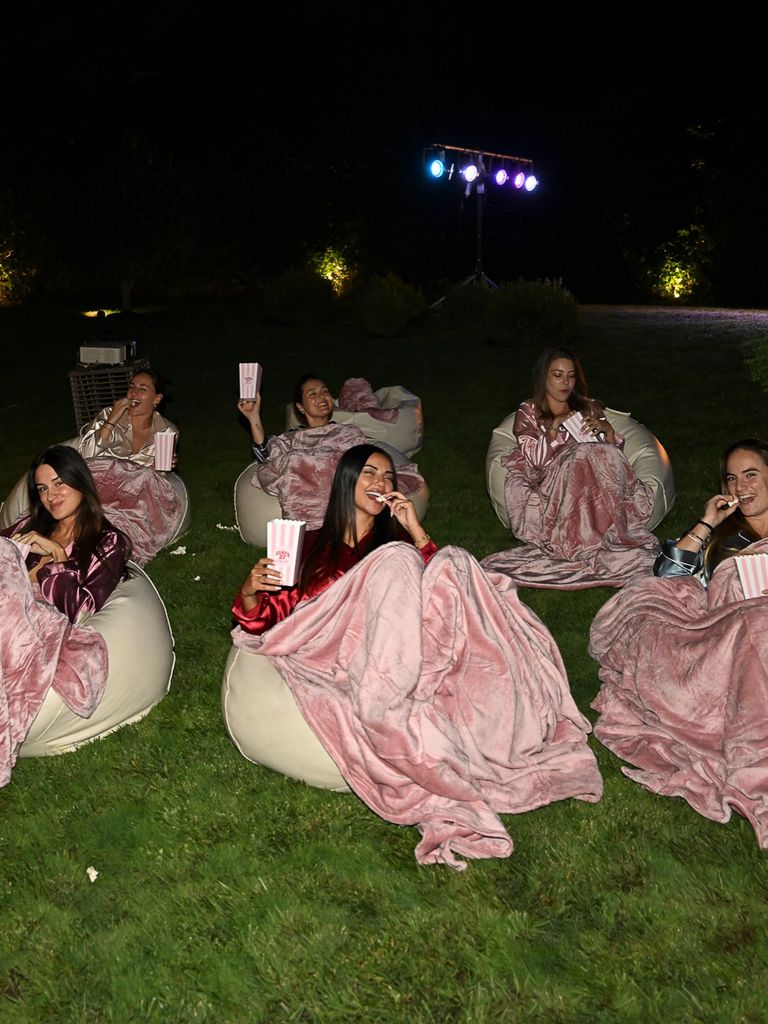 Una increíble velada a la luz de las estrellas viendo High School Musical en su cine exterior 