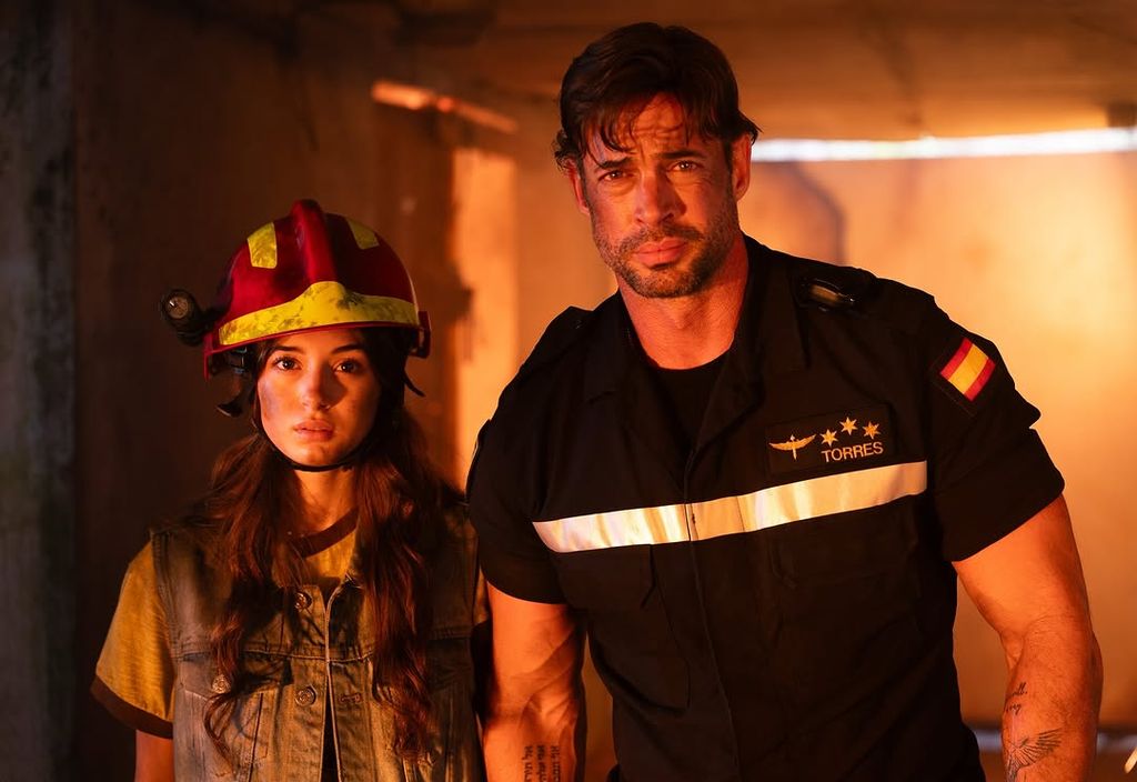 Kailey y William Levy en su primera imagen en 'Bajo un fuego'.