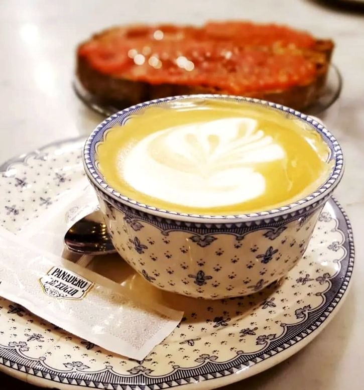 Café y tostada con tomate, una de las opciones de desayuno de Panadero de Eugi