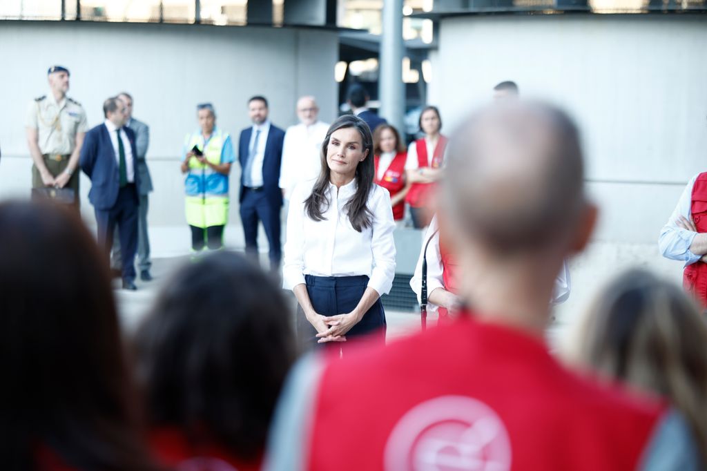 La reina Letizia despide al equipo de emergencias que viaja a Venezuela, en el aeropuerto de Barajas, el 1 de julio de 2026
