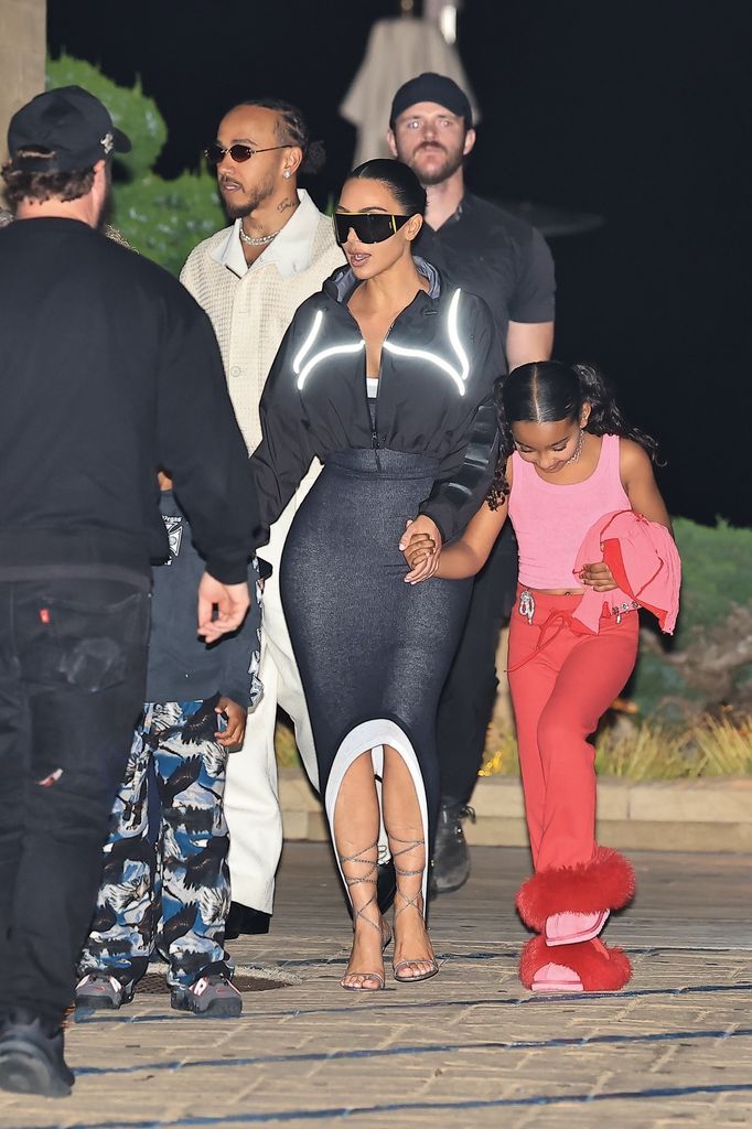 Kim Kardashian lució un look moderno de aires deportivos.