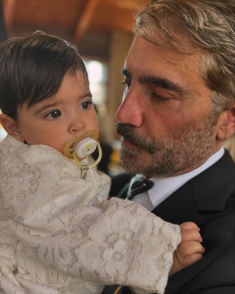 Alejandro Fernández y su nieta Nirvana.