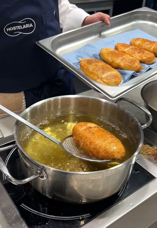 Las torrijas de Villaroy's se fríen a una temperatura de 150-160º, según su autor.