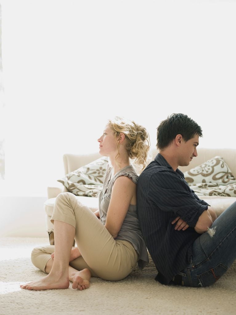 pareja espalda con espalda