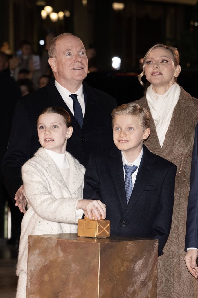 Gabriella de Mónaco junto a su familia en el encendido de luces