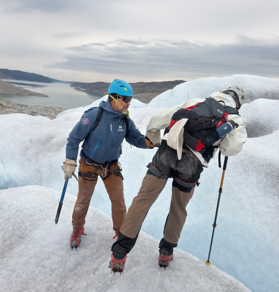 LA expedición, durante su trayecto en trekking por nieves glaciares