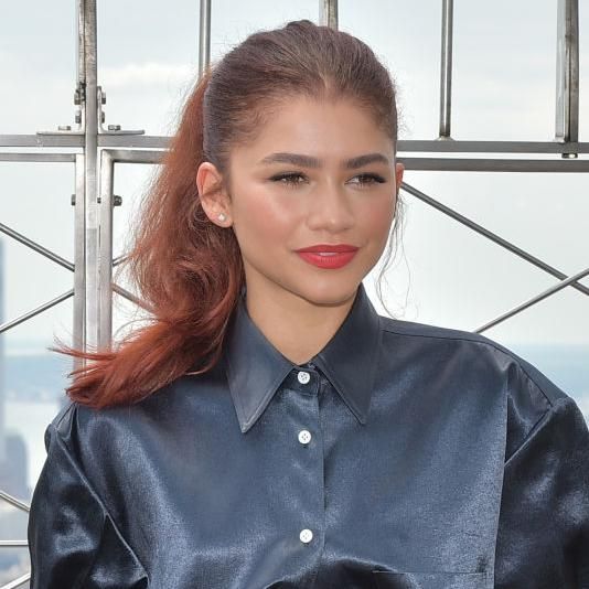 zendaya con traje de pijama y labial rojo