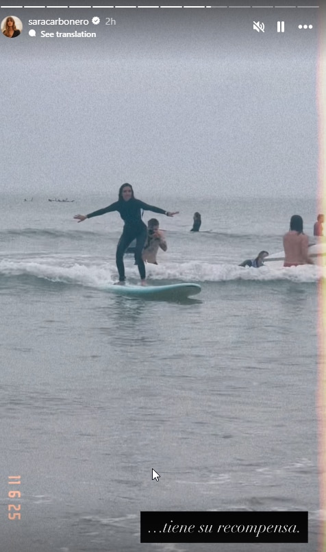 Sara Carbonero surfeando