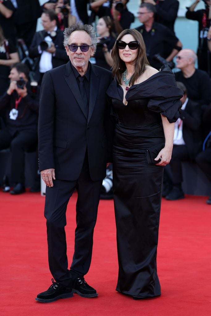 Tim Burton y Monica Bellucci asisten a la alfombra roja de la película «Beetlejuice Beetlejuice» durante el 81º Festival Internacional de Cine de Venecia el 28 de agosto de 2024 en Venecia, Italia.