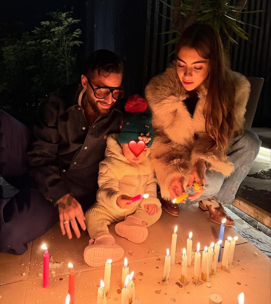 Maluma y Susana Gómez con la pequeña Paris, enseñándole las tradiciones colombianas.