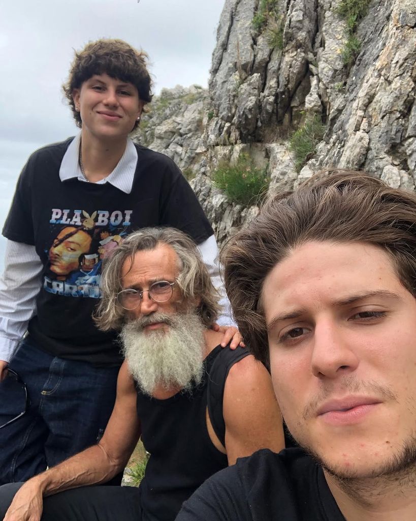 El escultor con sus hijos en unas vacaciones recientes