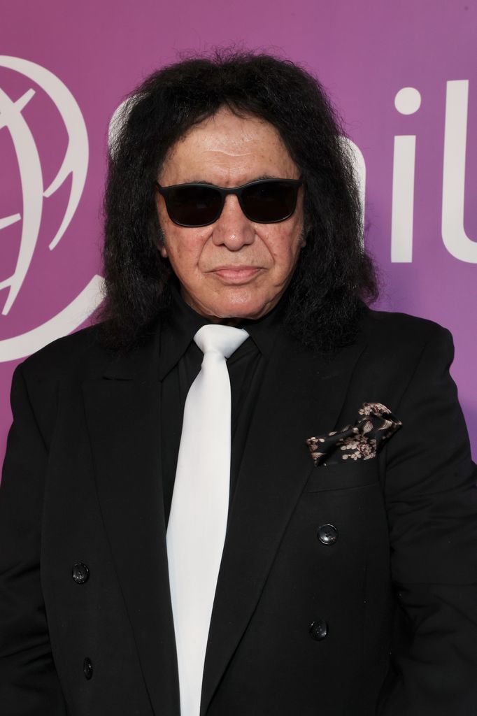 Gene Simmons presuntamente sufrió un desvanecimiento y perdió el control de su auto, estrellándose con otro que estaba estacionado. 