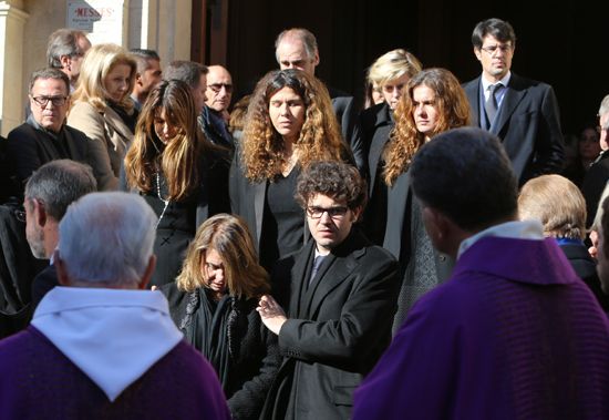 Catherine Pastor, y a sus hijos, Alexandra, Delphine, Emilie-Sophie y Jean-Baptiste, que estaban desolados