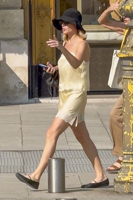 La actriz apuesta por zapatos planos para caminar por las calles de París con comodidad.