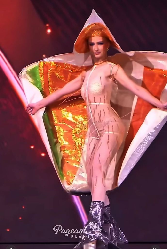 El traje de Miss Universe Noruega dio de qué hablar en las redes sociales; a algunos les fascinó, mientras que a otros no tanto.