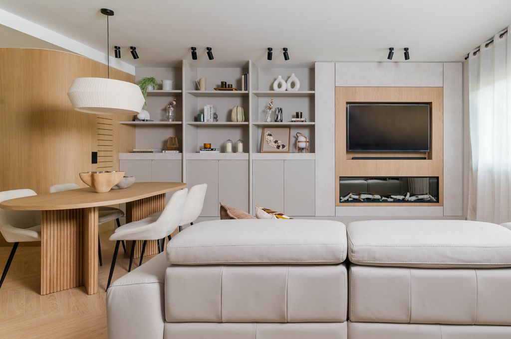 Salón con sofá frente al televisor