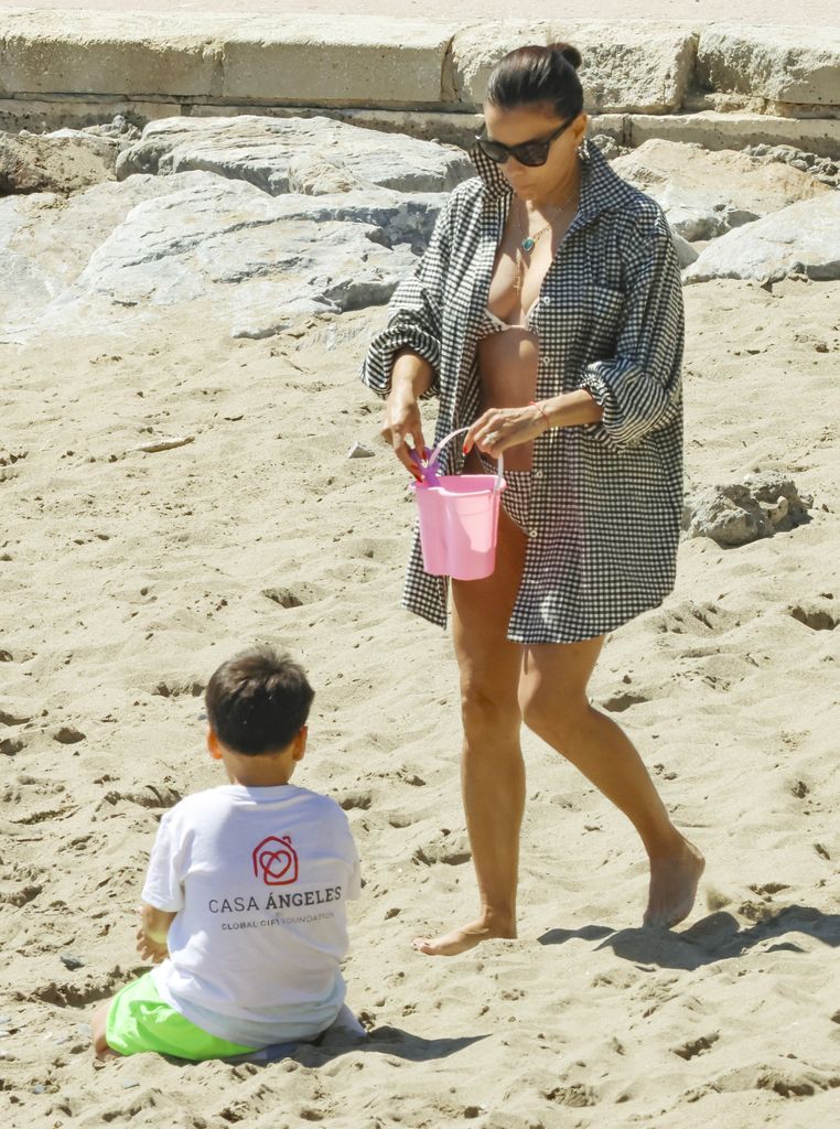 Las imágenes más entrañables de Eva Longoria con su hijo de vacaciones en Marbella