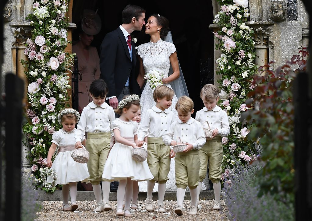 En el cortejo nupcial estaban los príncipes George, con tres años, y Charlotte, con solo dos. El príncipe Louis no había nacido. 