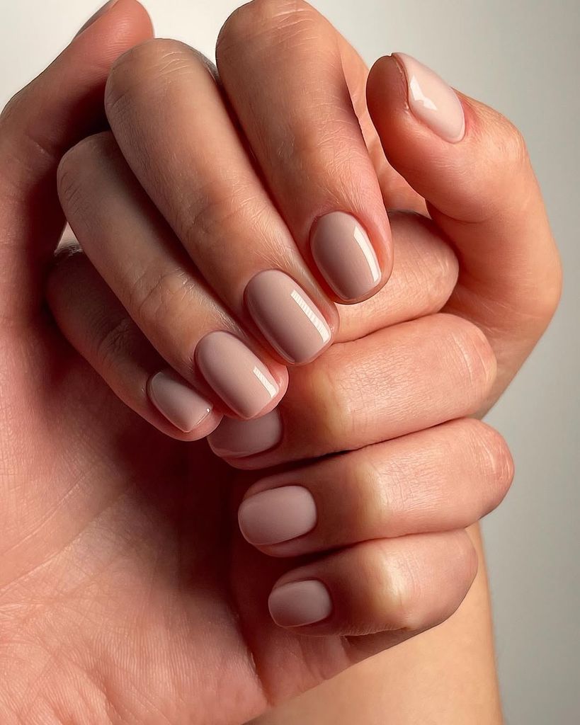 Uñas cortas color nude