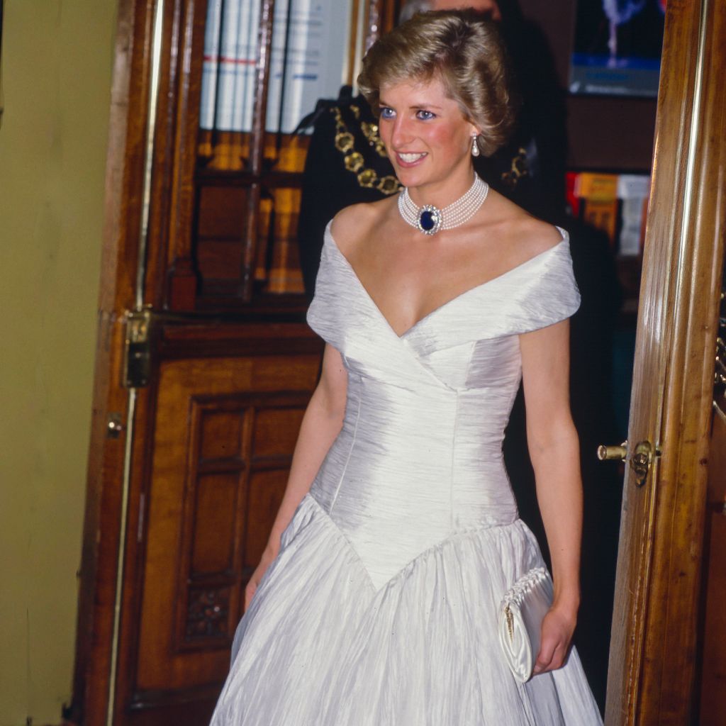 Diana de Gales en 1988 con vestido de gala de cintura vasca
