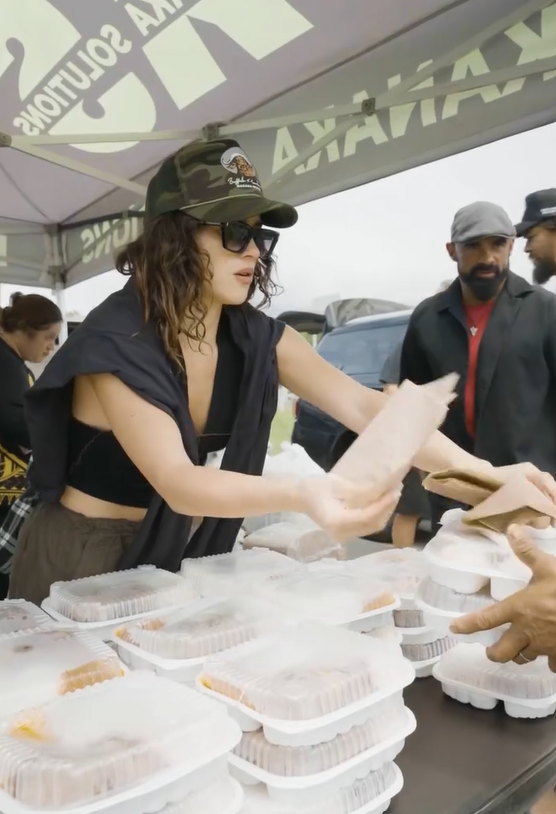 Adria Arjona repartiendo comida