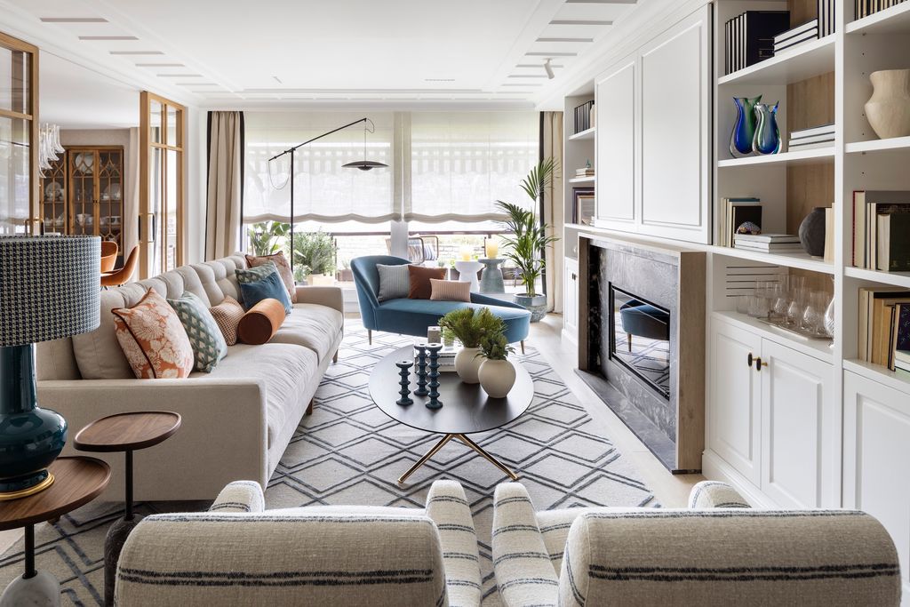 Salón con mueble con puertas correderas que ocultan la tv.