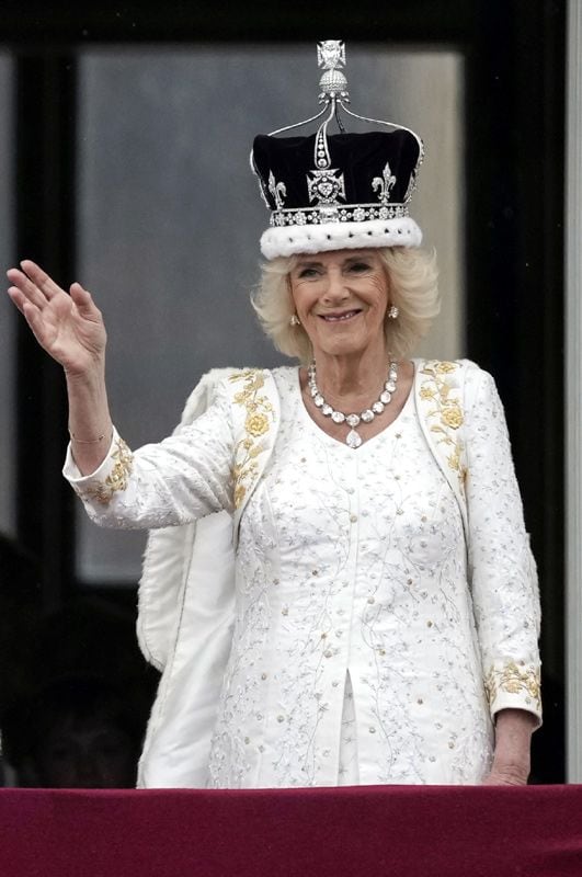 Carlos III se asoma por primera vez, como monarca del Reino Unido, al balcón del Palacio de Buckingham