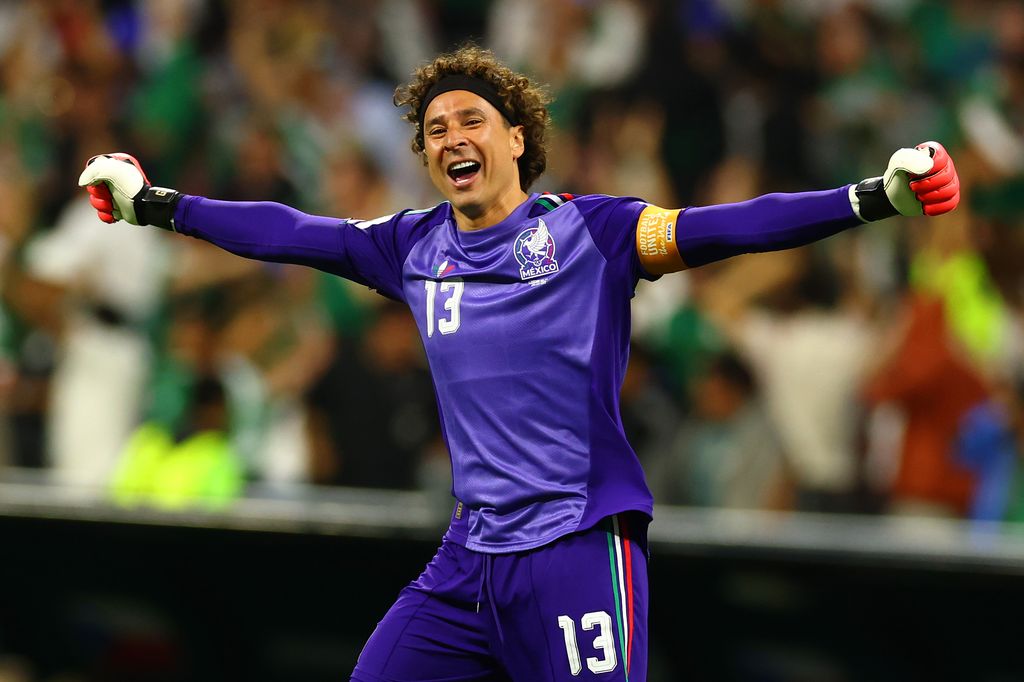 Guillermo Ochoa celebra el triunfo de México contra Chequia