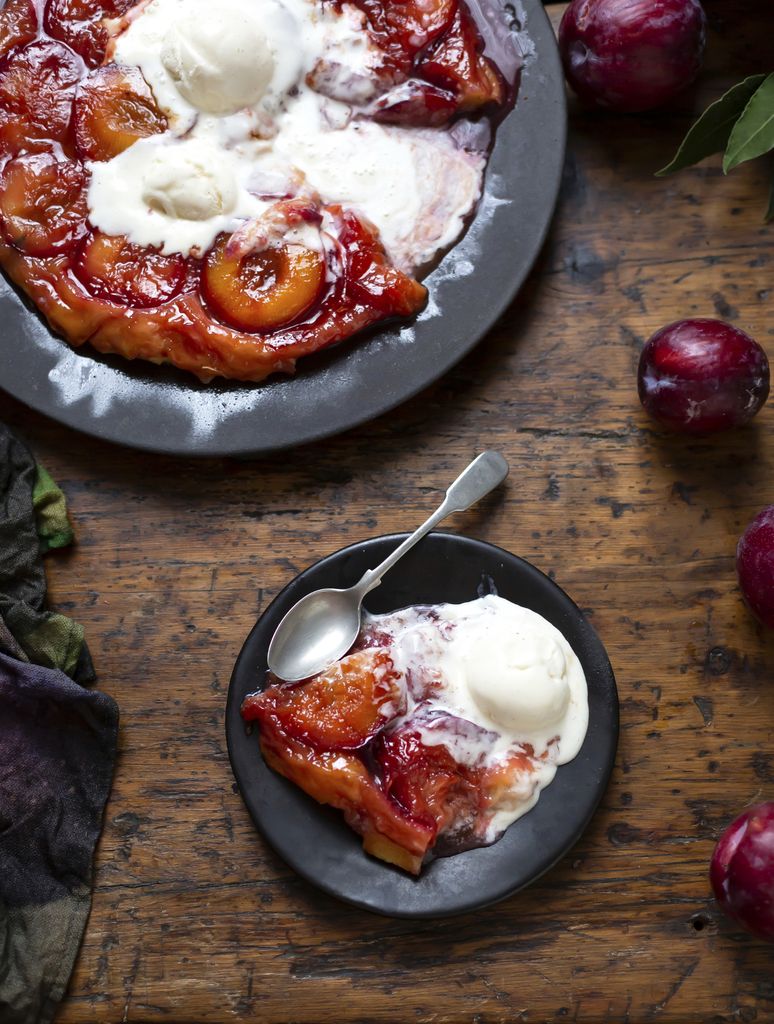 La tatin queda muy acompañada por helado o crème frâiche.